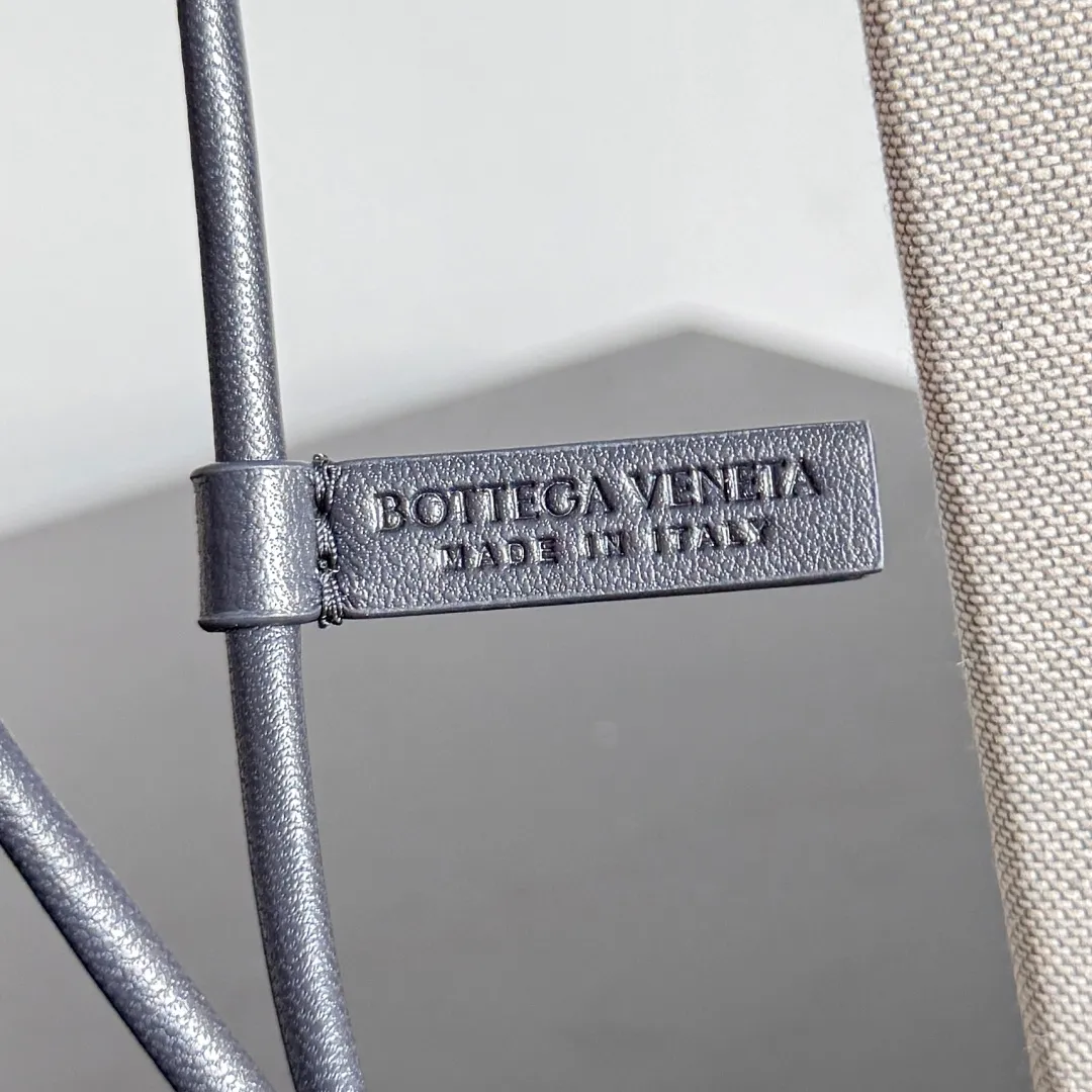Batch 420 Let’s see what new cute little thing BV has released~ It’s this letter pendant, which is different from the puppy pendant. The weaving of this letter is more three-dimensional, and the material is very solid, and it is not easy to deform even if it is folded. Style number: I